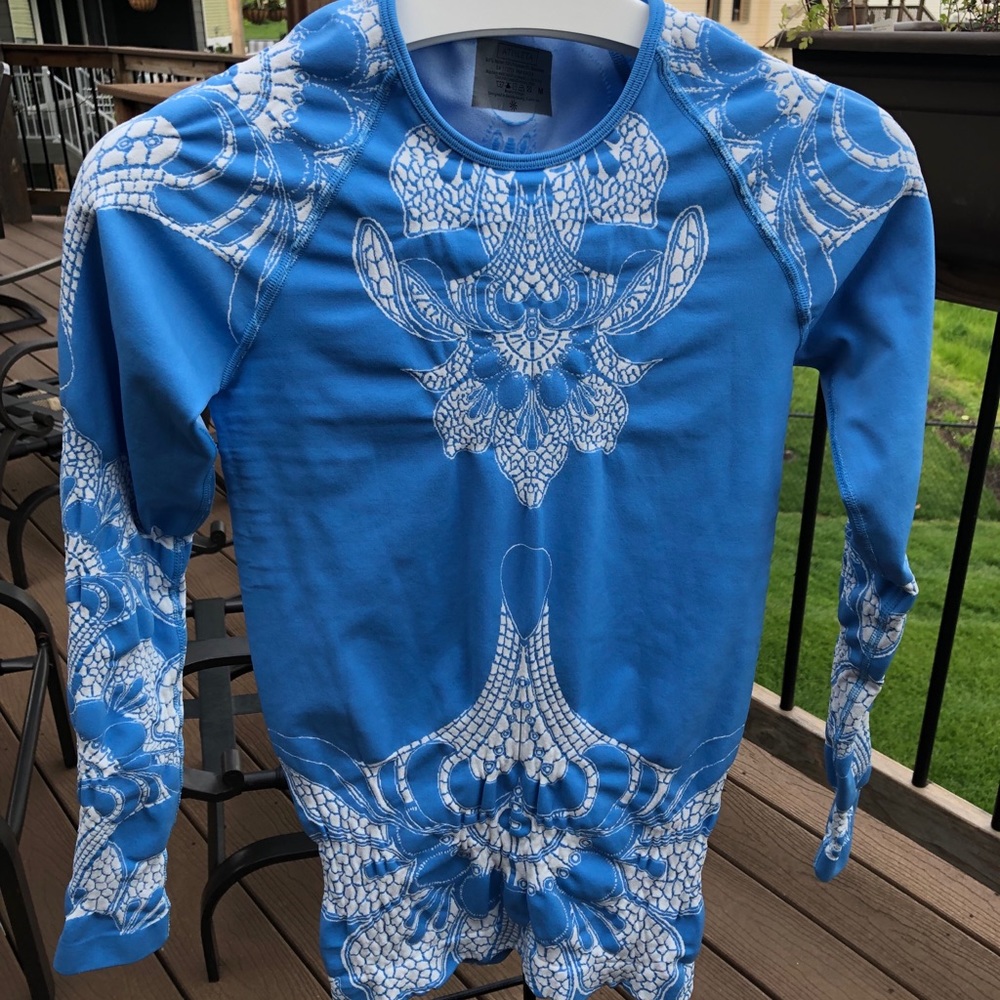 EUC Athleta stretchy long sleeve active top
